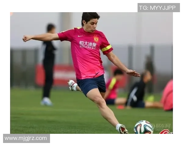 足球明星经典射门姿势解析与技巧分享助你成为射门高手